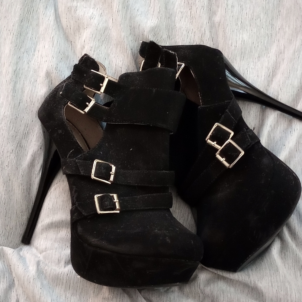 Black bootie shoes